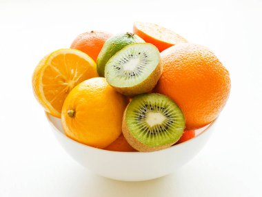 Beyaz arka planda taze olgun narenciye meyveleri. Sığ dof.