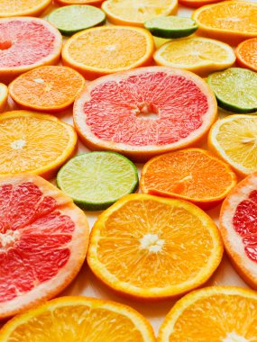 Beyaz arka planda taze olgun narenciye meyveleri. Sığ dof.