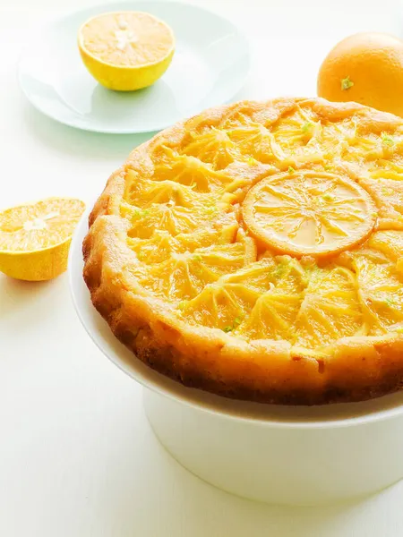 아침에 오렌지는 배경에 거꾸로 케이크입니다 — 스톡 사진