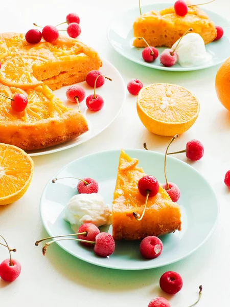 Оранжевый Перевернутый Торт Вишней Мороженым Shallow Dof — стоковое фото