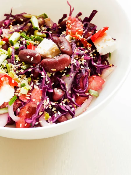 Salada Com Feijão Vermelho Repolho Feta Toranja Dof Rasa — Fotografia de Stock