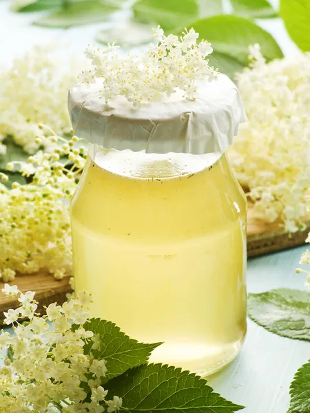 Σιρόπι Από Μούρα Σπιτικό Μέλι Λουλούδια Στο Ξύλο Ρηχό Dof — Φωτογραφία Αρχείου
