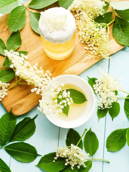 Jarabe Saúco Miel Casera Con Flores Sobre Madera Dof Poco — Foto de Stock