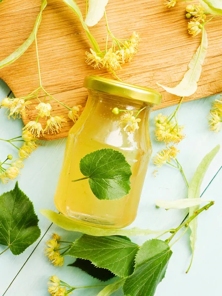 Linden Baswood Tree Honung Dryck Med Blommor Trä Grunt Dof — Stockfoto