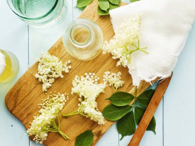 Mürver çiçekleri ev yapımı sirke yapıyorum. Sığ dof.