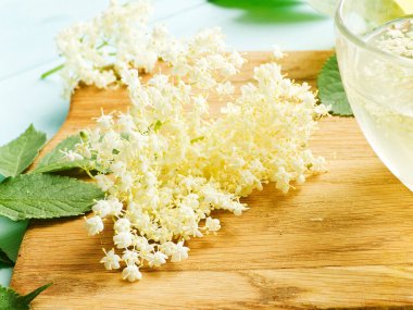 Mürver çiçekleri ahşap tahtaya yakın dururlar. Sığ dof.