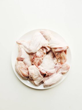 Tabakta çiğ tavuk parçası var. Sığ dof.