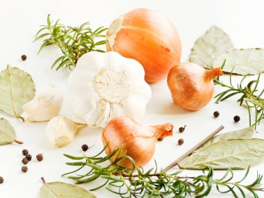 Beyaz ahşap arka planda bitkiler, baharatlar ve sebzeler. Sığ dof.