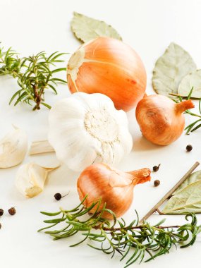 Beyaz ahşap arka planda bitkiler, baharatlar ve sebzeler. Sığ dof.