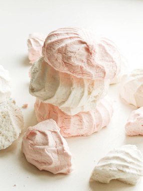 Beyaz ahşap arka planda marshmallow zefir. Sığ dof.