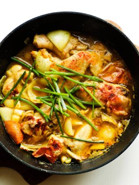 Tavada haşlanmış ve kızartılmış tavuk güveci, yakın plan. Sığ dof.