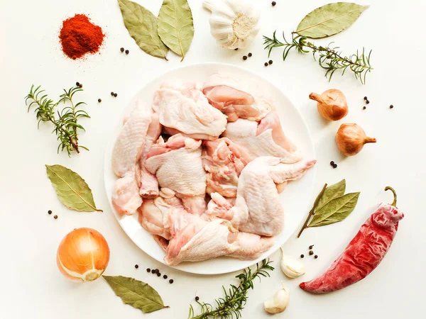 Råa Kycklingdelar Med Kryddor Och Örter Grunt Dof — Stockfoto