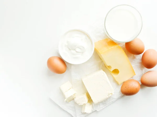 Produtos Lácteos Ovos Mesa Madeira Branca Dof Rasa — Fotografia de Stock
