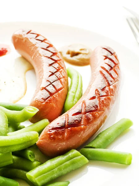 Zdrowe Śniadanie Jajkiem Kiełbasą Zieloną Fasolą Płytkie Dof — Zdjęcie stockowe