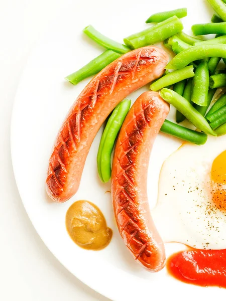 Healthy Breakfast Fried Egg Sausages Green Beans Shallow Dof — Stock Photo, Image