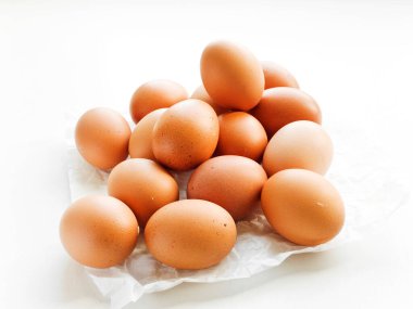 Beyaz ahşap arka planda tavuk yumurtası. Sığ dof.