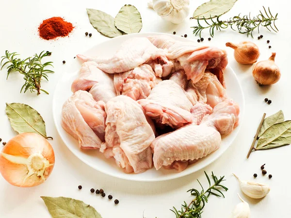 Råa Kycklingdelar Med Kryddor Och Örter Grunt Dof — Stockfoto