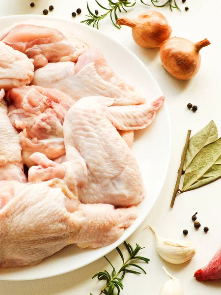 Surowe Kawałki Kurczaka Przyprawami Ziołami Płytkie Dof — Zdjęcie stockowe