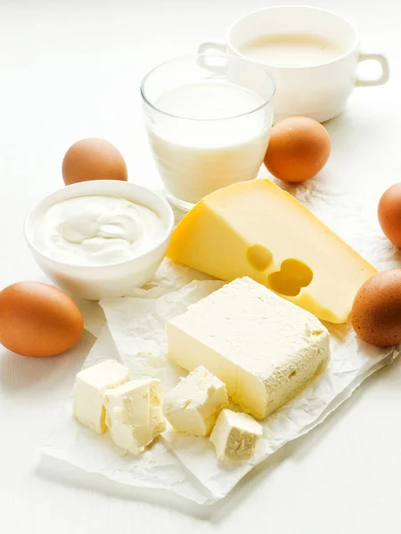 Productos Lácteos Huevos Mesa Madera Blanca Dof Poco Profundo — Foto de Stock