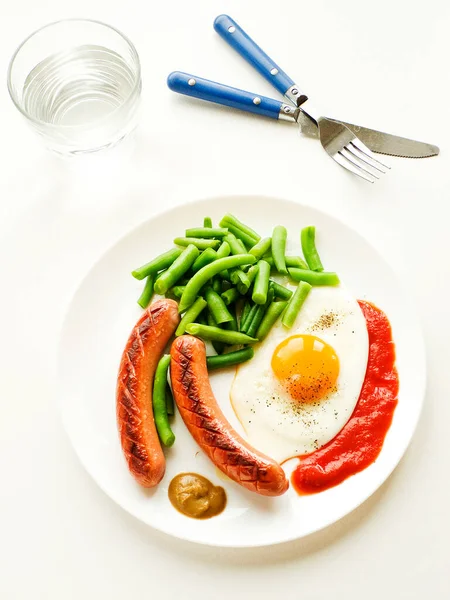 Healthy Breakfast Fried Egg Sausages Green Beans Shallow Dof — Stock Photo, Image