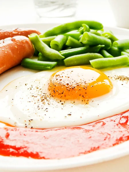 Desayuno Saludable Con Huevo Frito Salchichas Judías Verdes Dof Poco —  Fotos de Stock