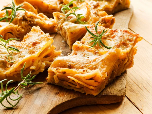 Traditionelle Italienische Hausgemachte Lasagne Mit Sauce Und Käse Oberflächlicher Dof — Stockfoto