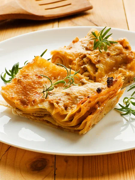 Tradycyjna Włoska Lasagne Domowej Roboty Sosem Serem Płytkie Dof — Zdjęcie stockowe