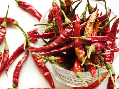 Beyaz arka planda kırmızı kırmızı kırmızı kırmızı biber bardağında. Sığ dof.