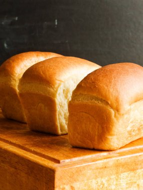 Taze pişmiş ev yapımı süt mayalı ekmek. Sığ dof.