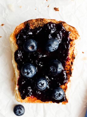 Yabanmersini reçelli beyaz ekmek tostu. Sığ dof.
