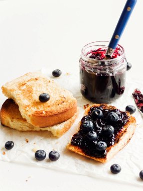 Yaban mersini reçelli beyaz ekmek tostu. Sığ dof.