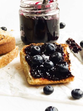 Yaban mersini reçelli beyaz ekmek tostu. Sığ dof.