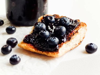 Yabanmersini reçelli beyaz ekmek tostu. Sığ dof.
