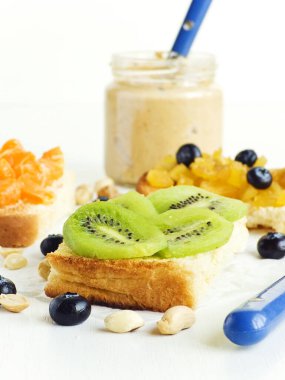 Meyveli, böğürtlenli, reçelli ve fıstık ezmeli beyaz ekmek. Sığ dof.