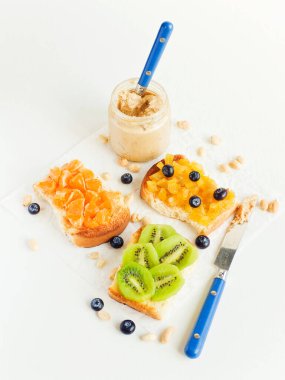 Meyveli, böğürtlenli, reçelli ve fıstık ezmeli beyaz ekmek. Sığ dof.