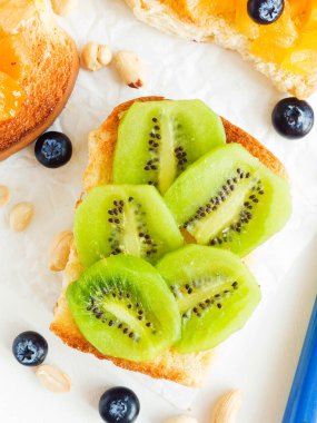 Meyveli, böğürtlenli, reçelli ve fıstık ezmeli beyaz ekmek. Sığ dof.