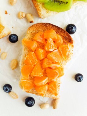 Meyveli, böğürtlenli, reçelli ve fıstık ezmeli beyaz ekmek. Sığ dof.