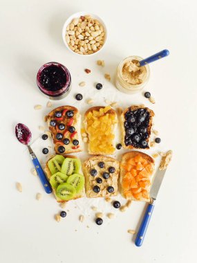 Meyveli, böğürtlenli, reçelli ve fıstık ezmeli beyaz ekmek. Sığ dof.