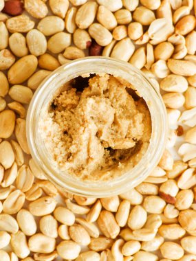 Fıstık ezmeli küçük cam kavanoz. Yakın çekim. Sığ dof.