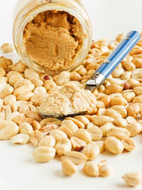 Fıstık ezmeli küçük cam kavanoz. Yakın çekim. Sığ dof.