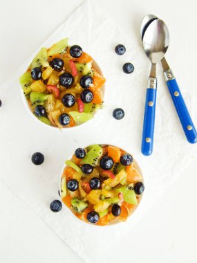 Meyve ve böğürtlen salatalı küçük kaseler. Sığ dof.