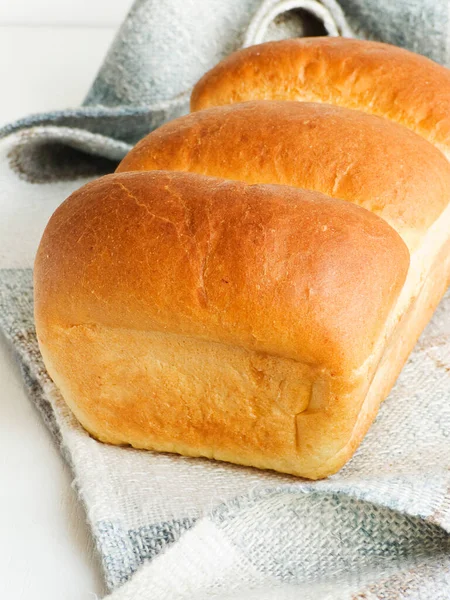 Taze pişmiş ev yapımı süt mayalı ekmek. Sığ dof.