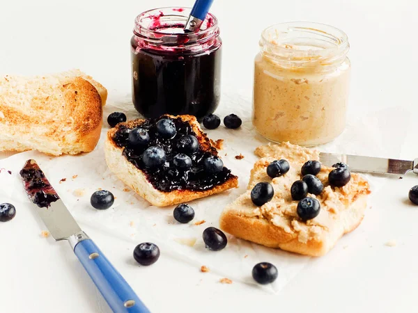 Vita Bröd Rostat Med Blåbärssylt Och Jordnötssmör Grunt Dof — Stockfoto