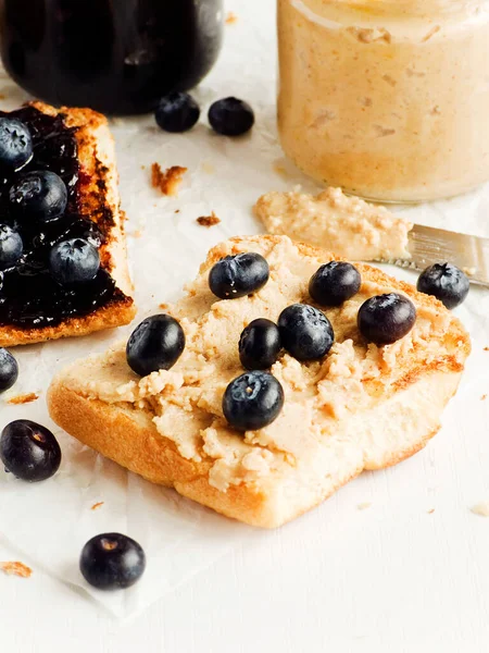 Weißbrot Toast Mit Erdnussbutter Und Blaubeeren Oberflächlicher Dof — Stockfoto