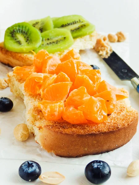 Pan Blanco Tostado Con Frutas Bayas Mermelada Mantequilla Maní Dof —  Fotos de Stock