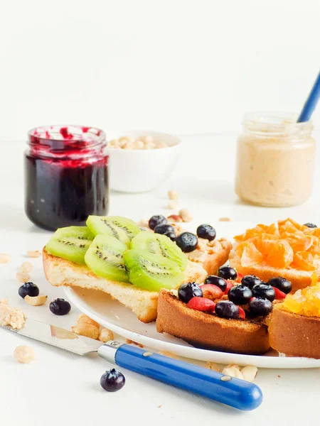 Vitt Bröd Rostat Med Frukt Bär Sylt Och Jordnötssmör Grunt — Stockfoto