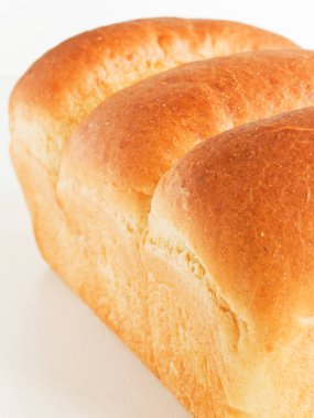 Taze pişmiş ev yapımı süt mayalı ekmek. Sığ dof.