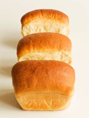 Taze pişmiş ev yapımı süt mayalı ekmek. Sığ dof.