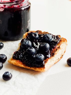 Yabanmersini reçelli beyaz ekmek tostu. Sığ dof.
