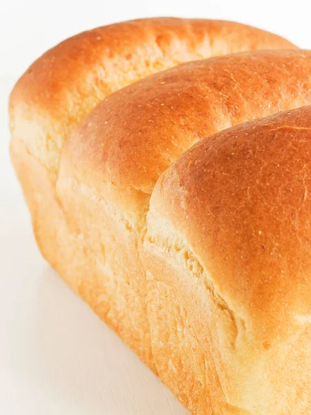 Taze pişmiş ev yapımı süt mayalı ekmek. Sığ dof.